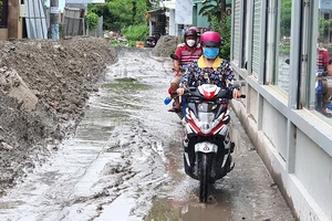 Đầu hẻm 545 Nguyễn Xiển có một bãi đất đã khiến con hẻm bị ngập càng lầy lội hơn