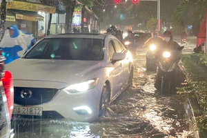 Đường Đồng Khởi, phường Tân Phong (TP Biên Hòa, Đồng Nai) bị ngập nước sau cơn mưa tối 4-5-2022. Ảnh: HOÀNG BẮC