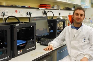 Tiến sĩ Alvaro Goyanes bên cỗ máy in thuốc 3D