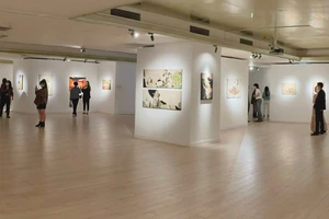 Khách tham quan triển lãm “Điệp” của nghệ sĩ Mifa tại Mơ Artspace (136 Hàng Trống, quận Hoàn Kiếm, Hà Nội)