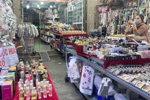 Một gian hàng mỹ phẩm tại chợ đêm H.T.T., quận Gò Vấp. Ảnh: BÙI TUẤN