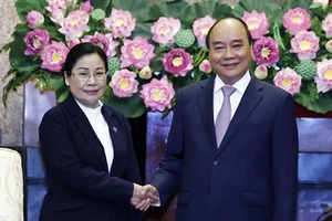 Chủ tịch nước Nguyễn Xuân Phúc tiếp Chánh án Tòa án Nhân dân Tối cao Lào Viengthong Siphandon. Ảnh: TTXVN