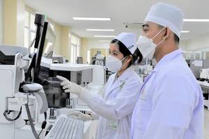 Kỹ thuật viên Khoa Xét nghiệm, Bệnh viện Lê Văn Thịnh (TP Thủ Đức) thực hiện xét nghiệm bệnh phẩm. Ảnh: QUANG HUY