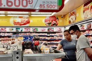 Người dân chọn mua thực phẩm tại một siêu thị ở TPHCM