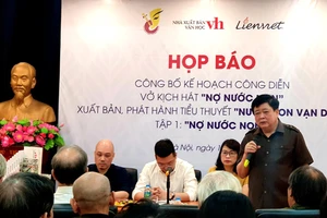 Nhà văn Nguyễn Thế Kỷ tại họp báo ra mắt tiểu thuyết Nợ nước non