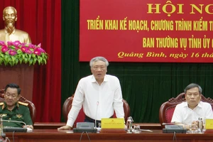 Ông Nguyễn Hòa Bình (giữa) dự công bố quyết định kiểm tra về phòng chống tham nhũng, tiêu cực tại Quảng Bình. Ảnh: TTXVN
