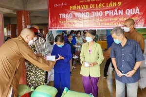 Đại đức Thích Minh Phước trao quà từ thiện đến người nghèo ở tỉnh Tiền Giang