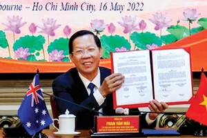 Chủ tịch UBND TPHCM Phan Văn Mãi vừa ký trực tuyến thỏa thuận thiết lập quan hệ hữu nghị và hợp tác giữa UBND TPHCM và Chính quyền bang Victoria, Australia. Ảnh: VIỆT DŨNG