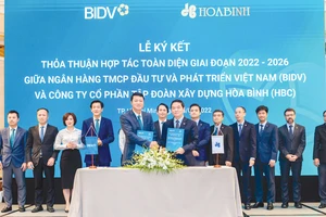 Ông Lê Viết Hải - Chủ tịch Tập đoàn Xây dựng Hòa Bình và ông Lê Ngọc Lâm - Tổng Giám đốc BIDV ký kết hợp tác toàn diện giữa 2 bên trong giai đoạn 2022-2026