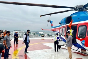 Du khách trải nghiệm tour trực thăng tham quan TPHCM 