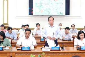 Chủ tịch UBND TPHCM Phan Văn Mãi phát biểu tại cuộc họp. Ảnh: HOÀNG HÙNG