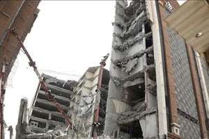 Hiện trường vụ sậptòa nhà 10 tầng tại thành phố Abadan, Iran