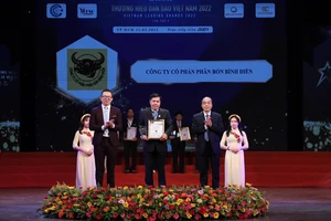 Ông Võ Văn Phu – Phó Tổng Giám đốc Công ty CP Phân bón Bình Điền vinh dự đón nhận Giải thưởng “TOP10- Thương hiệu dẫn đầu Việt Nam 2022”