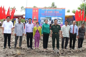 Tình quân dân trong ngày hội khởi công lập điểm dân cư mới ở xã Mỹ Bình, huyện Đức Huệ, tỉnh Long An