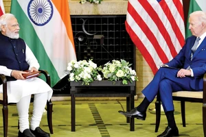 Tổng thống Mỹ Joe Biden (phải) gặp Thủ tướng Ấn Độ Narendra Modi trong khuôn khổ Hội nghị thượng đỉnh Nhóm bộ tứ (QUAD) ngày 24-5 tại Tokyo