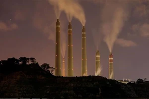Khí thải phát ra từ một nhà máy điện than ở tỉnh Banten, Indonesia. Ảnh: REUTERS