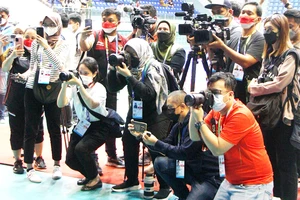  Giới truyền thông thể thao quốc tế và Việt Nam tác nghiệp tại SEA Games 31. Ảnh: P.MINH 
