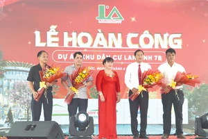 Bà Nguyễn Nam Phương - Chủ tịch HĐTV Công ty TNHH Lan Anh tặng hoa tri ân đại diện lãnh đạo các sở, ban ngành, địa phương và đối tác đã đồng hành, góp phần vào sự thành công của DA Lan Anh 7 mở rộng