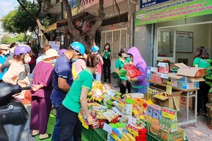 Điểm bán hàng lưu động giá bình ổn của Co.op Food tại quận 8 (TPHCM) thu hút người dân mua sắm