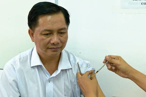 Ông Trần Văn Lâu, Chủ tịch UBND tỉnh Sóc Trăng, tiêm vaccine Covid-19 mũi nhắc lại