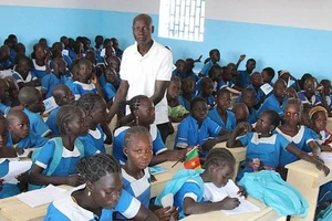 Một lớp học dành cho trẻ em những gia đình phải rời bỏ nhà cửa đi lánh nạn tại Cameroon. Nguồn: UN News