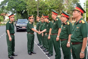 Lãnh đạo Quân đoàn 4 đón Thượng tướng Lê Huy Vịnh và đoàn công tác. Ảnh: QĐND