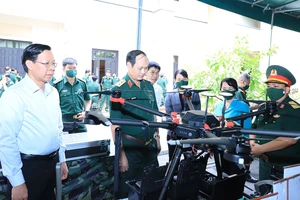  Đại biểu tham quan mô hình sáng kiến thiết bị bay không người lái của Bộ Tư lệnh TPHCM