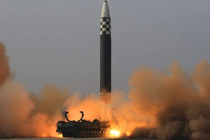 Hàn Quốc: Triều Tiên bắn đạn pháo từ bệ phóng tên lửa phóng loạt