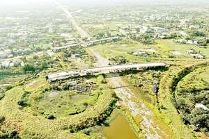 Cao tốc Bến Lức - Long Thành đoạn ngang quốc lộ 50, xã Đa Phước, huyện Bình Chánh, TPHCM. Ảnh: HOÀNG HÙNG