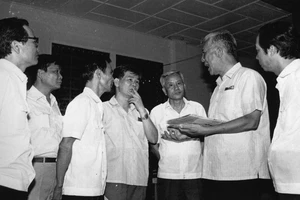 Chủ tịch UBND TPHCM Mai Chí Thọ thăm Báo SGGP nhân dịp báo tròn 10 tuổi (tháng 5-1985)