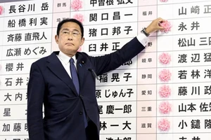 Thủ tướng Fumio Kishida với tư cách là người đứng đầu Đảng Dân chủ Tự do cầm quyền công bố tên của các ứng cử viên chắc chắn giành được ghế trong cuộc bầu cử Hạ viện vào ngày 10-7-2022. Ảnh: Kyodo