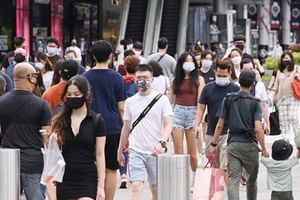 Người dân Singapore đeo khẩu trang khi đi trên đường phố. Nguồn: channelnewsasia