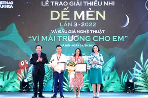 Hai tác giả Huy Thông và Nguyễn Hoàng Diệu Thủy tại lễ trao giải Dế Mèn năm 2022