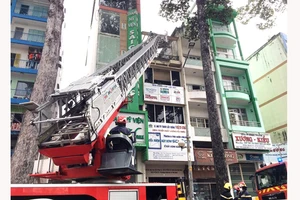 Cảnh sát dùng xe thang cứu 2 nạn nhân tại vụ cháy trên đường Trần Hưng Đạo (phường 2, quận 5, TPHCM) trưa 11-11-2021