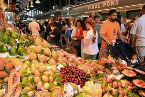 Người dân mua sắm tại khu chợ ở Barcelona, Tây Ban Nha