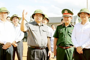 Thủ tướng Phạm Minh Chính và đoàn công tác khảo sát khu tái định cư dự án Cảng hàng không Sa Pa, Lào Cai. Ảnh: TTXVN