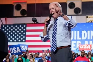 Tổng thống Joe Biden phát biểu trước hàng nghìn người ủng hộ đảng Dân chủ tại trường Trung học Richard Montgomery ở Rockville. Ảnh: AP