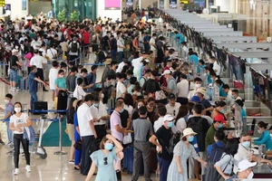 Sân bay Nội Bài đông nghẹt hành khách trong ngày 31-8. Ảnh: BÍCH QUYÊN