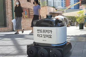 Robot giao hàng Dilly Drive của Woowa Brothers, nhà điều hành ứng dụng giao đồ ăn lớn nhất của Hàn Quốc. Ảnh: NIKKEI ASIA
