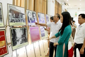 Các đại biểu tham quan những hình ảnh về cuộc đời, sự nghiệp của Tổng Bí thư Lê Hồng Phong tại Hội thảo khoa học: “Đồng chí Lê Hồng Phong - người chiến sĩ cộng sản kiên cường, nhà lãnh đạo xuất sắc của Đảng và cách mạng Việt Nam”. Ảnh: TTXVN