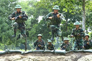 Phân đội bộ binh thực hành huấn luyện đánh chiếm mục tiêu