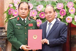 Chủ tịch nước Nguyễn Xuân Phúc trao quyết định thăng quân hàm cho đồng chí Phùng Sĩ Tấn 