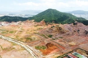 Khu đô thị hồ Phú Hòa, TP Quy Nhơn, tỉnh Bình Định bị bỏ hoang. Ảnh: NGỌC OAI