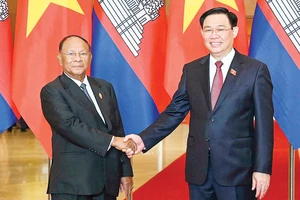 Chủ tịch Quốc hội Vương Đình Huệ và Chủ tịch Quốc hội Vương quốc Campuchia Samdech Heng Samrin.Ảnh: VIẾT CHUNG