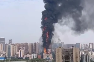 Cháy tòa nhà cao hơn 200m tại Trung Quốc