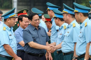 Thủ tướng Phạm Minh Chính tới thăm, động viên cán bộ, chiến sĩ Trung đoàn không quân 921. Ảnh: VGP