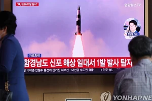 Một bản tin về vụ phóng tên lửa của Triều Tiên được phát sóng trên truyền hình tại ga Seoul vào ngày 7-5-2022. Ảnh: Yonhap