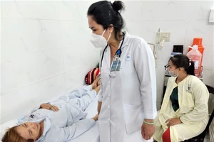 BS-CKII Nguyễn Thị Mây Hồng, Bệnh viện Thống Nhất, thăm khám cho bệnh nhân đái tháo đường