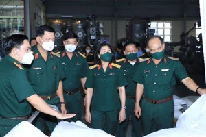Lãnh đạo Bộ Tư lệnh Quân khu 7 thăm Công ty CP Dệt may 7 (thuộc Công ty Đông Hải)
