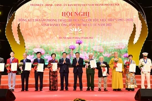 Bí thư Thành ủy Hà Nội Đinh Tiến Dũng và Chủ tịch UBND TP Hà Nội Trần Sỹ Thanh trao tặng danh hiệu Công dân Thủ đô ưu tú năm 2022 cho 10 cá nhân. Nguồn: dangcongsan